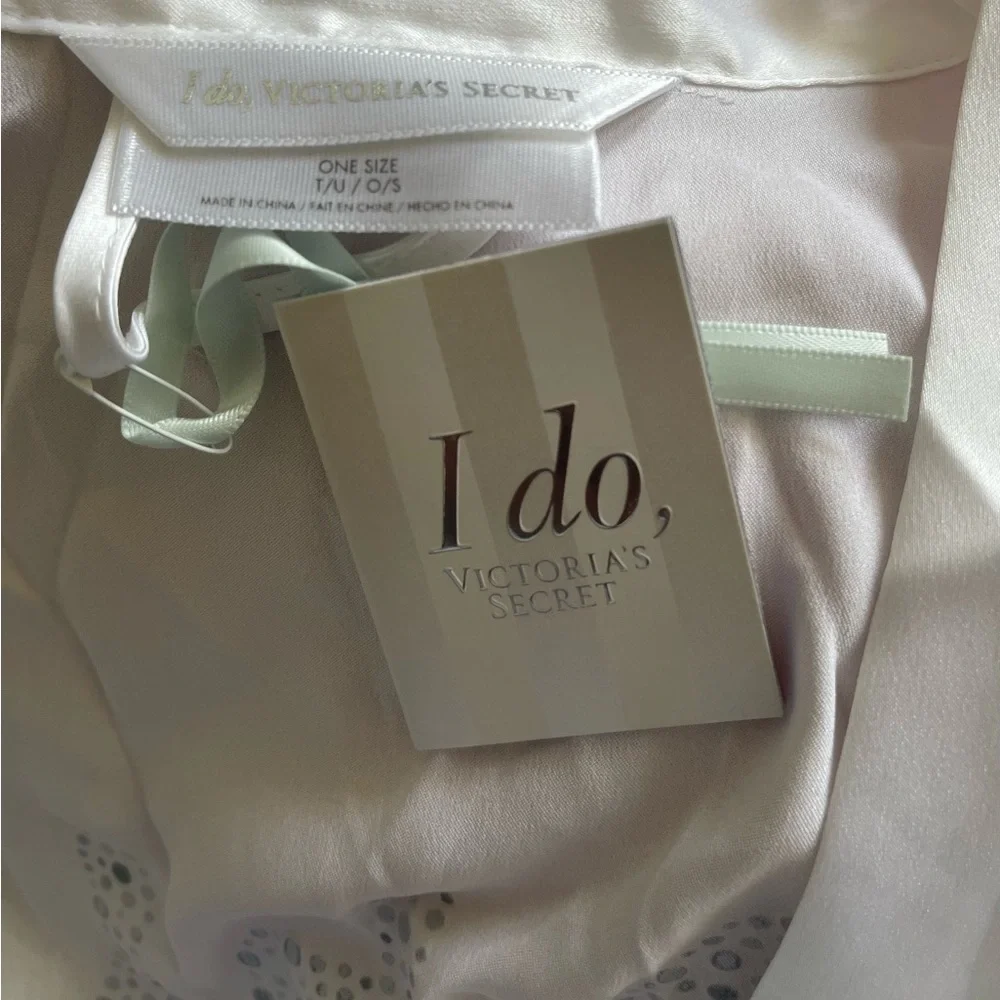 VS Robe - Picture 7 of 8